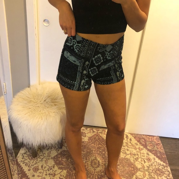 Urban Outfitters High Waisted Shorts - Picture 2 of 4